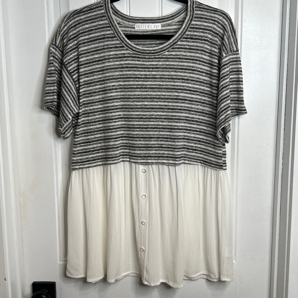 Potter’s Pot Tiered Short Sleeved Blue & White Top. Size Small.